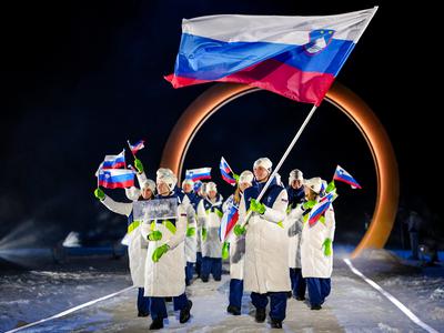 Igre so odprte: Prevc ponosno vihtel slovensko zastavo, olimpijski ogenj je zagorel