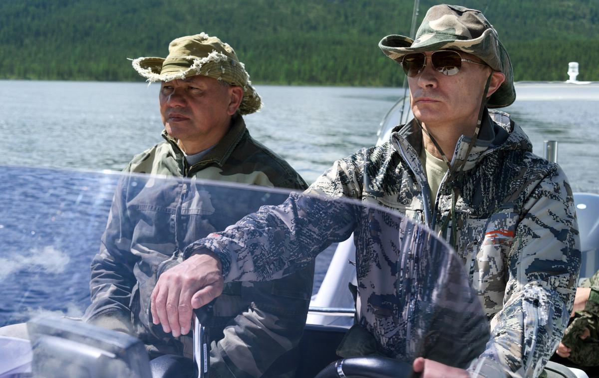 Vladimir Putin in Sergej Šojgu | Vladimir Putin je strasten ribič (na fotografiji leta 2013 skupaj s Sergejem Šojgujem na ribolovu v ruski republiki Tuvi), ribolov pa je za Rusijo tudi zelo pomembna gospodarska panoga.  | Foto Guliverimage