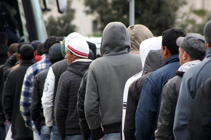 Migranti | Kljub izboljšanju pa izzivi ostajajo, poudarjajo v Bruslju. | Foto Shutterstock