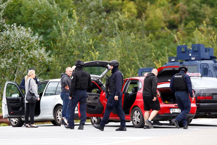 Policija je nadzor nad območjem prevzela v nedeljo zvečer.  | Foto: Reuters