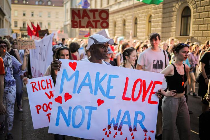 Protestni shod proti oboroževanju, vojni in zvezi Nato pod geslom Ljudska fronta - vojni kontra! | Foto: STA