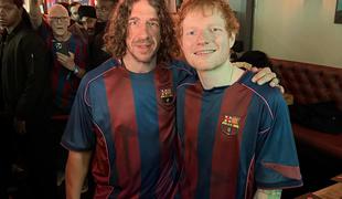 Ed Sheeran si je el clasico ogledal v družbi legende Barcelone #video