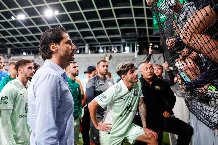 Navijači Olimpije so imeli veliko za povedati zlasti portugalskemu strategu, ki jih s svojim vodenjem ekipe ni prepričal. | Foto: Aleš Fevžer