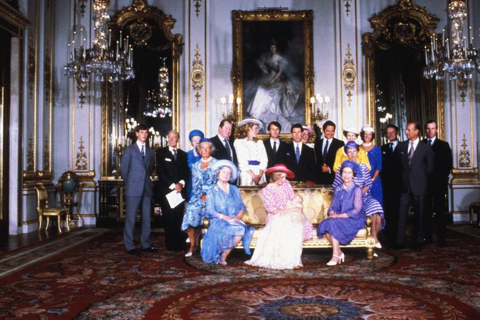 Na krstu prvega vnuka Williama, valižanskega princa in sina princese Diane Spencer, 29. julija 1981 v Buckinghamski palači. Ob Diani s sinom sedita kraljica Elizabeta II., mati princa Charlesa in Dianina tašča, ter kraljičina mati Elizabeta, babica princa Williama in mama Elizabete II. V ozadju stojijo še grof Spencer, Dianin oče, Frances Shand Kydd, Dianina mati, princ Edward in princ Andrew, Charlesova brata, princesa Ana, Charlesova sestra, princ Filip, vojvoda Edinburški, in drugi. | Foto: Guliverimage/Vladimir Fedorenko