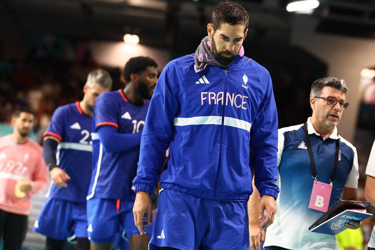 Branilci olimpijskega naslova iz Tokia Francozi so na domačih igrah po dveh porazih - v prvem krogu jih je s 37:29 premagala Danska, v drugem še Norveška s 27:22 - le prišli do prve točke, ko so s 26:26 remizirali z Egiptom. | Foto: Reuters
