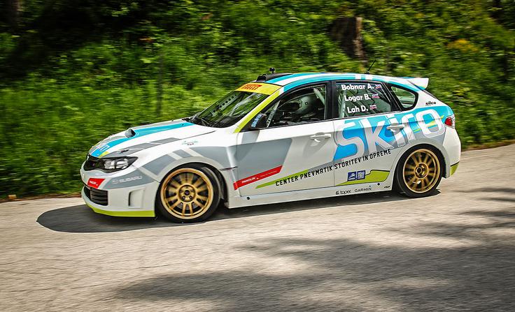 Z novo ekipo Skiro Pirelli Rally Team se v slovenski reli vrača Boštjan Logar. Vozil bo subaru imprezo, na sovozniškem sedežu se bosta izmenjavala Ana Bobnar in Darko Lah. Moštvo ima za zdaj zagotovljene nastope na vsaj treh relijih. Vodja tehničnega dela ekipe je nekdanji prvak Tomaž Jemc. Logar je bil državni prvak natanko pred desetimi leti, ko je tudi dobil svoj edini posamični reli v državnem prvenstvu.  | Foto: 