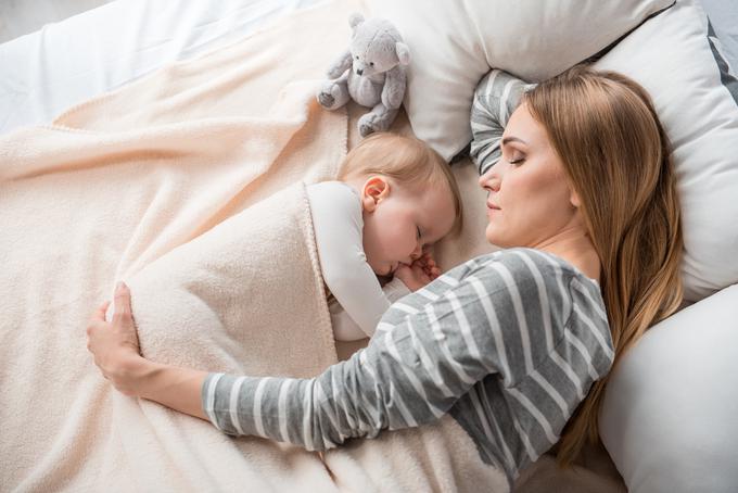 dom družina stanovanje postelja dojenček | Foto: Getty Images