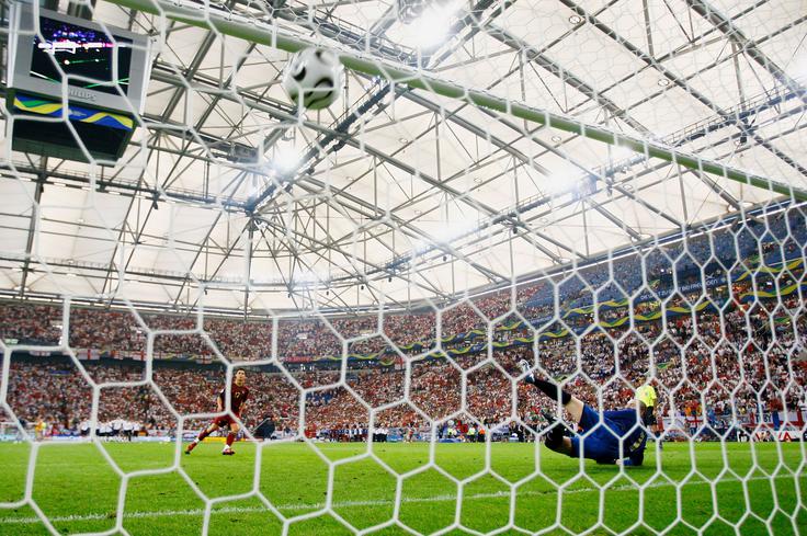 Portugalci so v četrtfinalu izločili Angleže. Po 120 minutah ni bilo zadetkov, po 11-metrovkah pa 3:1 za Portugalce. Kot zadnji je zadel v polno Cristiano Ronaldo, takratni mladi zvezdnik Manchester Uniteda. Pri treh levih so najstrožjo kazen zapravili kar trije od štirih izvajalcev, Otok je ponovno objokoval strele z bele točke. | Foto: Guliverimage/Getty Images