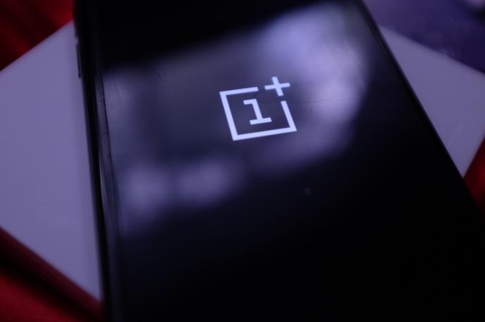 OnePlus, pametni telefon | Kaj se bo v primeru odhoda podjetja OnePlus s trga v Evropi (in ZDA) zgodilo z garancijo in posodobitvami, ni znano. OnePlus se je v preteklosti – nazadnje januarja, ko so se pojavile prve govorice, da zapuščajo dva velika trga – že večkrat zavezal k zagotavljanju dostopa do vseh storitev in jamstev, ki jih pričakujejo kupci njihovih pametnih telefonov. | Foto Shutterstock