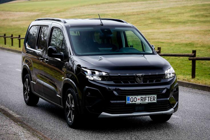 Rifter je pripravljen na vse: od treh otrok do polnega prtljažnika in dodatne opreme. Z višjim odmikom od tal in robustno zaščito karoserije brez težav premaga vsakodnevne izzive. | Foto: P Automobil Import