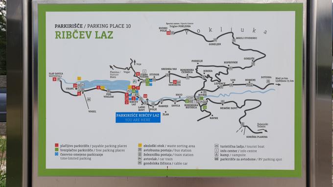 Na parkirišču v Ribčevem Lazu, nekoliko stran od jezera, lahko parkirate za sedem evrov na dan, občina pa ponuja brezplačen prevoz do jezera. | Foto: Andreja Lončar