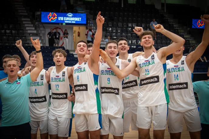 Slovenija U18 | Slovenski košarkarji se veselijo bronaste medalje. | Foto FIBA