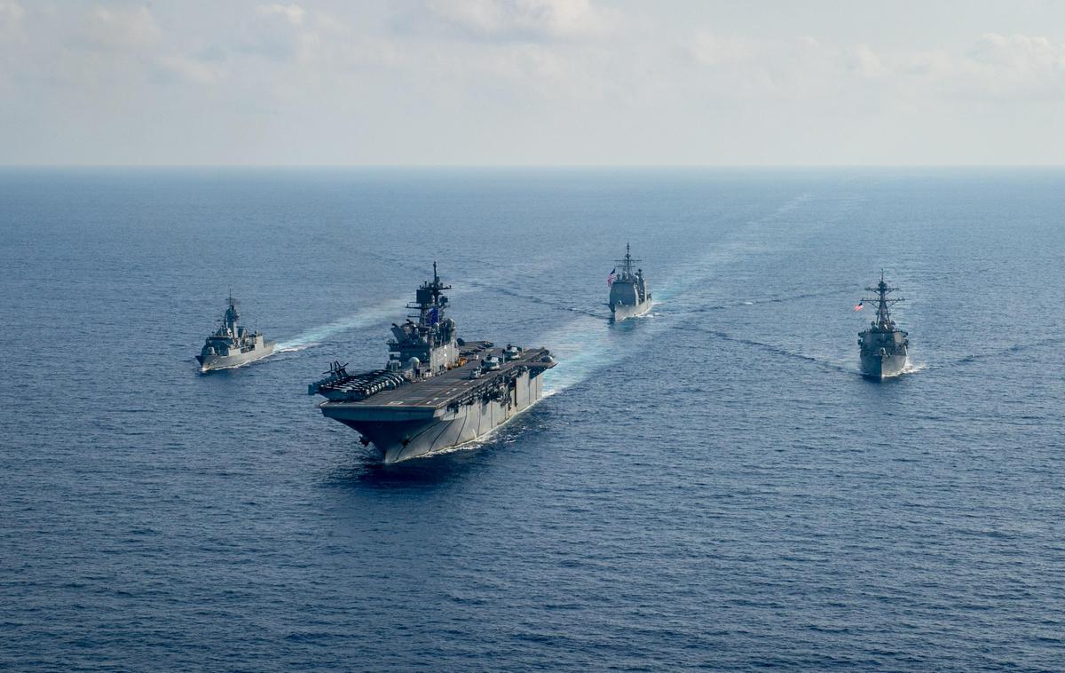 Ameriške vojaške ladje v Južnem kitajskem morju | Ameriške vojaške ladje plujejo po Južnokitajskem morju. Nekateri bolj črnogledi vojaški in politični analitiki napovedujejo, da lahko to območje postane žarišče krize, ki lahko pripelje do izbruha tretje svetovne vojne. | Foto Reuters
