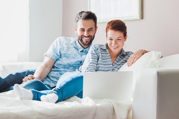 Ko morate zaradi priporočil strokovnjakov ostati doma, vas digitalna tehnologija povezuje z družino in prijatelji. | Foto: Getty Images