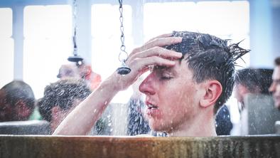 Tadej Pogačar vgravirane ploščice še nima, ima pa znamenito kocko in ritual pod kultnimi tuši