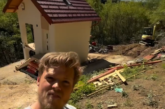 Justus Reid že tretji mesec obnavlja hišo za pet tisoč evrov: njen današnji videz vas bo sezul