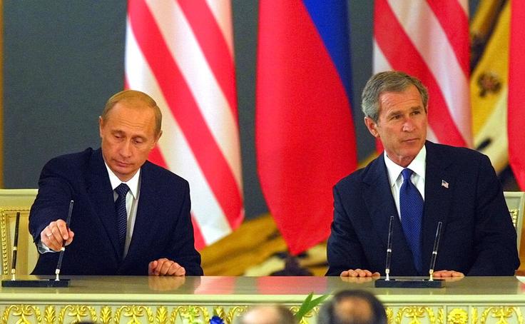 Vladimir Putin je Georgea Busha mlajšega skušal prepričati v svojo različico ukrajinske zgodovine, da bi preprečil vključitev Ukrajine v Nato. Ta vojaška organizacija je leta 2008 zavrnila širitev na Ukrajino in Gruzijo. | Foto: Guliverimage