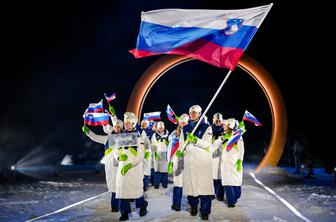 Igre so odprte: Domen Prevc vihtel slovensko zastavo, olimpijski ogenj je zagorel
