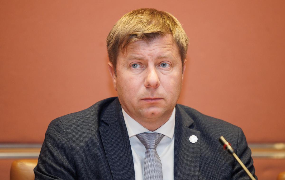 Blaž Cvar | "Postavljeni smo bili pred dejstvo, da obvezna božičnica zagotovo bo, da noben poslanec ne bo glasoval proti. Torej, kako naj se potem sploh o čem pogajamo? To niso pogajanja, to je dejansko diktat (...). Tega preprosto ne moremo sprejeti," je bil neposreden Cvar. | Foto STA
