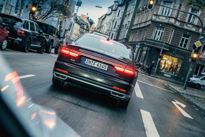 V prenatrpanih ulicah bavarske prestolnice sta se spopadla navigacijska naprava Here v A8 in izkušen taksist, ki mesto pozna kot svoj žep. | Foto: Audi