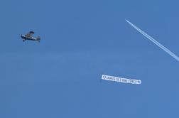 Ljubezen (spet) v zraku: nad Ljubljano kroži letalo s snubitvijo