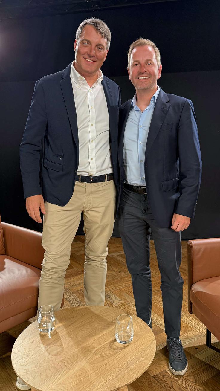 Domen Zadravec, partner EY-Parthenon, in Bernhard Niesner, angelski investitor, v studiju Podcasta v Ljubljani o strategijah digitalne transformacije in prihodnosti z umetno inteligenco. | Foto: EY Parthenon