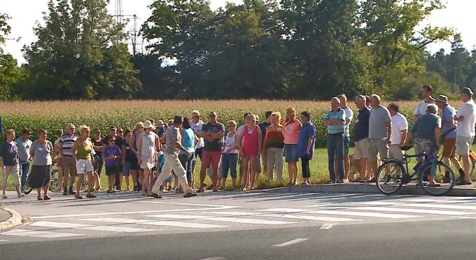 Ob cesti se je na protestu zbralo okoli 50 domačinov. | Foto: Planet TV