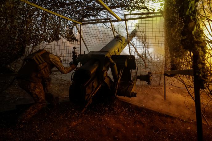 Rusija, Ukrajina, vojna, ukrajinska vojska | To bi bil prvi napad na tako oddaljen cilj, če so bili droni izstreljeni z ukrajinskega ozemlja. Ukrajinske sile so sicer poleti izvedle napade na vojaška letališča v še precej bolj oddaljenih regijah Murmansk in Irkutsk, vendar so takrat brezpilotnike izstrelili z ruskega ozemlja, kamor so jih pred tem pretihotapili na tovornjakih. | Foto Reuters
