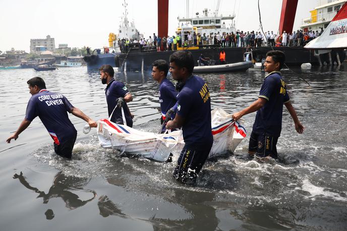 Bangladeš | Na reki Padma sta se zaletela prenapolnjen čoln z najmanj 30 potniki in ladja, ki je prevažala pesek.  | Foto Reuters
