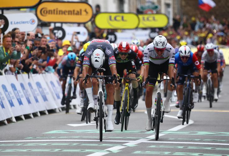 V nedeljo je Pogačarja v šprintu premagal Mathieu van der Poel.  | Foto: Reuters