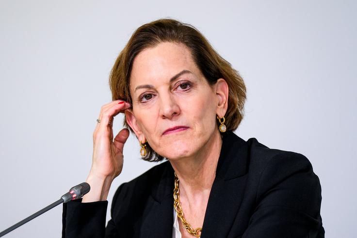 V Washingtonu rojena Anne Applebaum ima ameriško in poljsko državljanstvo. Poročena je z zdajšnjim poljskim zunanjim ministrom Radoslawom Sikorskim, s katerim ima dva sinova. Leta 2004 je prejela Pulitzerjevo nagrado. | Foto: Guliverimage
