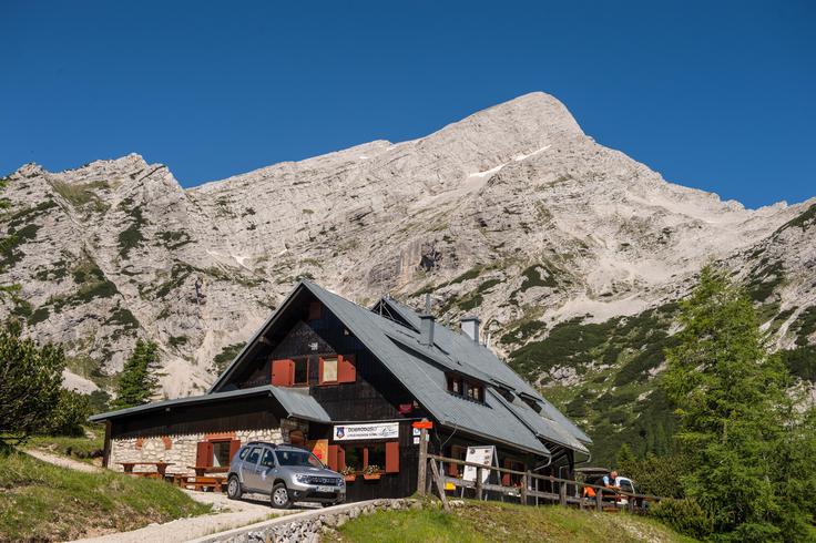 Do Poštarskega doma na Vršiču dostop z avtom ni mogoč, a oskrbnik zna pogledati tudi skozi prste. Obiskovalce v zrelih letih in pohodnike z obilico prtljage kar sam pripelje do doma, ki je pred jeklenimi konjički "zavarovana" z zaporo.  | Foto: 