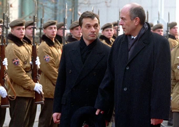Slovenski premier Janez Drnovšek in njegov madžarski kolega Viktor Orban leta 1999 | Foto: Reuters