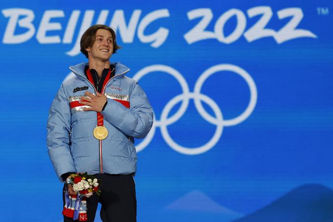 Presrečni olimpijski prvak Birk Ruud se je po veliki zmagi poklonil pokojnemu očetu. | Foto: Reuters