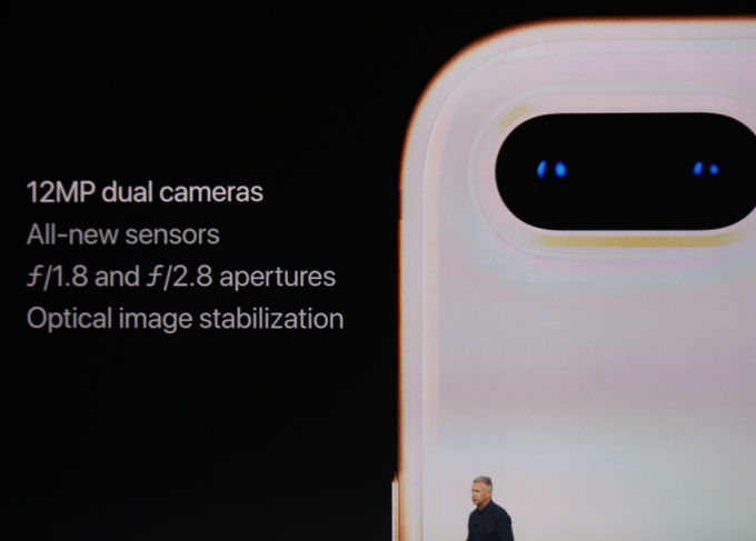 iPhone 8 (na fotografiji) ohranja dvojni fotoaparat predhodnika iPhone 7 Plus, a ima boljše tehnične lastnosti. iPhone 8 medtem ostaja pri enojni kameri, ki pa bo v primerjavi z iPhonom 7 precej kakovostnejša, zagotavlja Apple.  | Foto: 