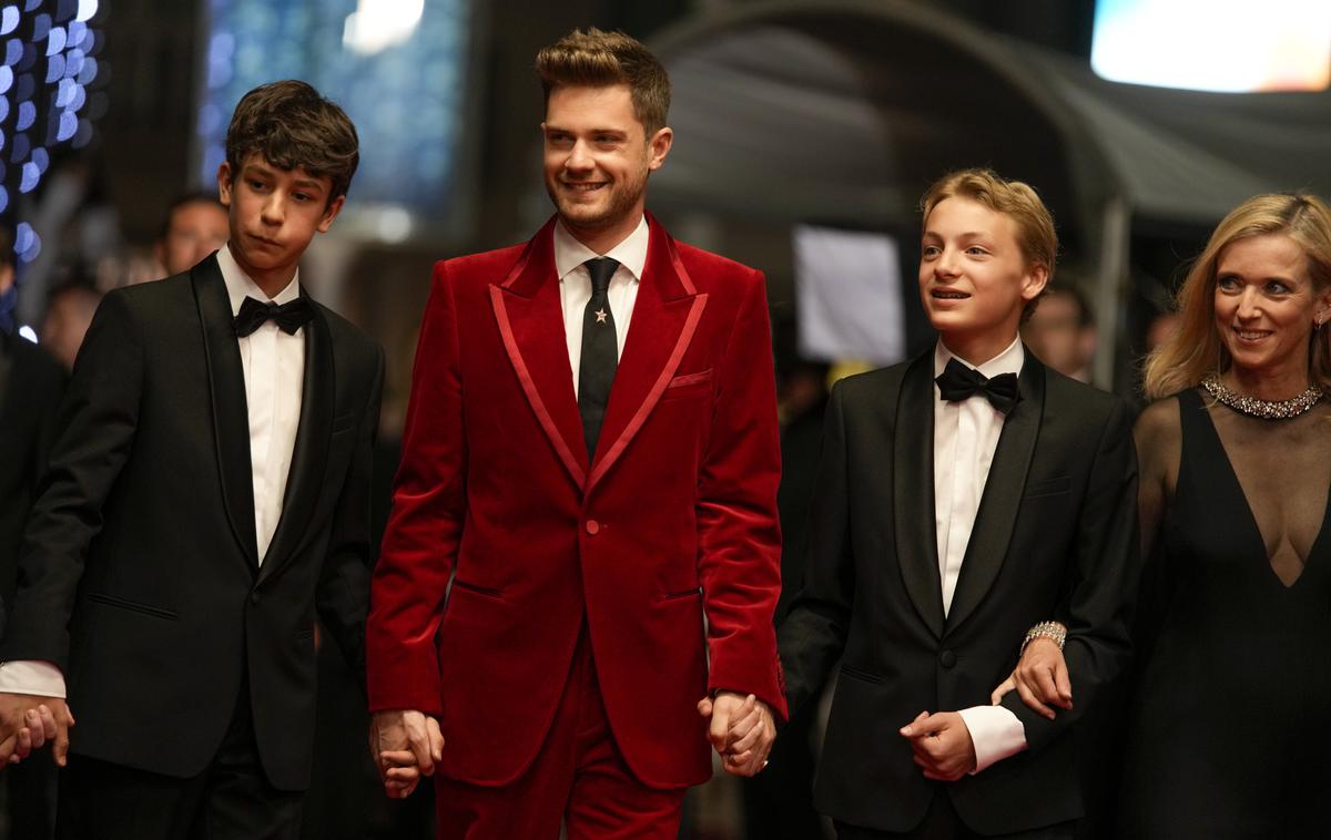 Lukas Dhont, Gustav De Waele, Eden Dambrine in Emilie Dequenne | Režiser Lukas Dhont (v sredini v rdečem suknjiču) ter igralci (od leve proti desni):  Gustav De Waele, Eden Dambrine in Emilie Dequenne v Cannesu maja letos. | Foto Guliverimage