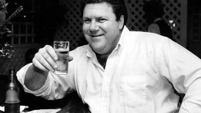 Umrl je George Wendt, igralec iz serije Na zdravje