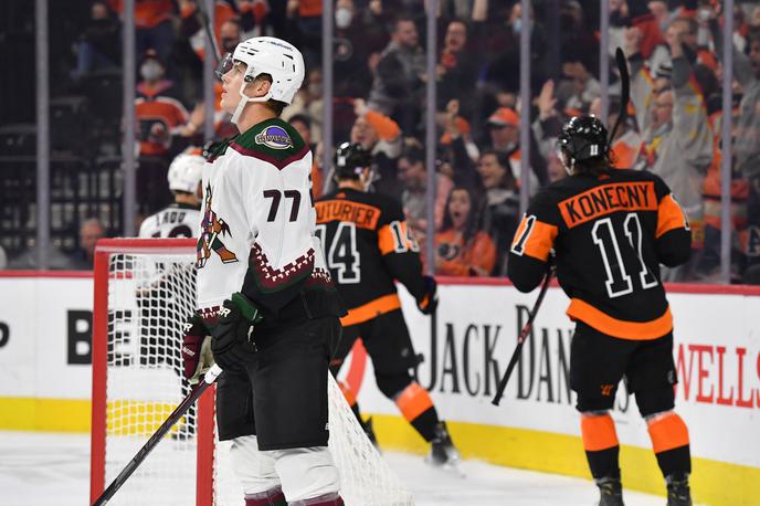 Philadelphia Arizona NHL | Philadelphia je brez večjih težav odpravila Arizono, ki tako ostaja edini klub v tej sezoni brez zmage. | Foto Reuters