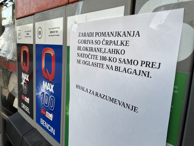 Zaradi pričakovane podražitve pogonskih goriv je v nedeljo na marsikateri bencinski črpalki v Sloveniji zmanjkalo najbolj prodajanih pogonskih goriv. Ponekod je bilo mogoče točiti zgolj najdražje gorivo, 100-oktanski bencin.  | Foto: Gregor Pavšič