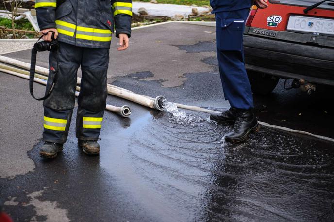 gasilci, črpanje vode | Na Kočevskem so imeli gasilci danes veliko dela z meteorno vodo. | Foto STA