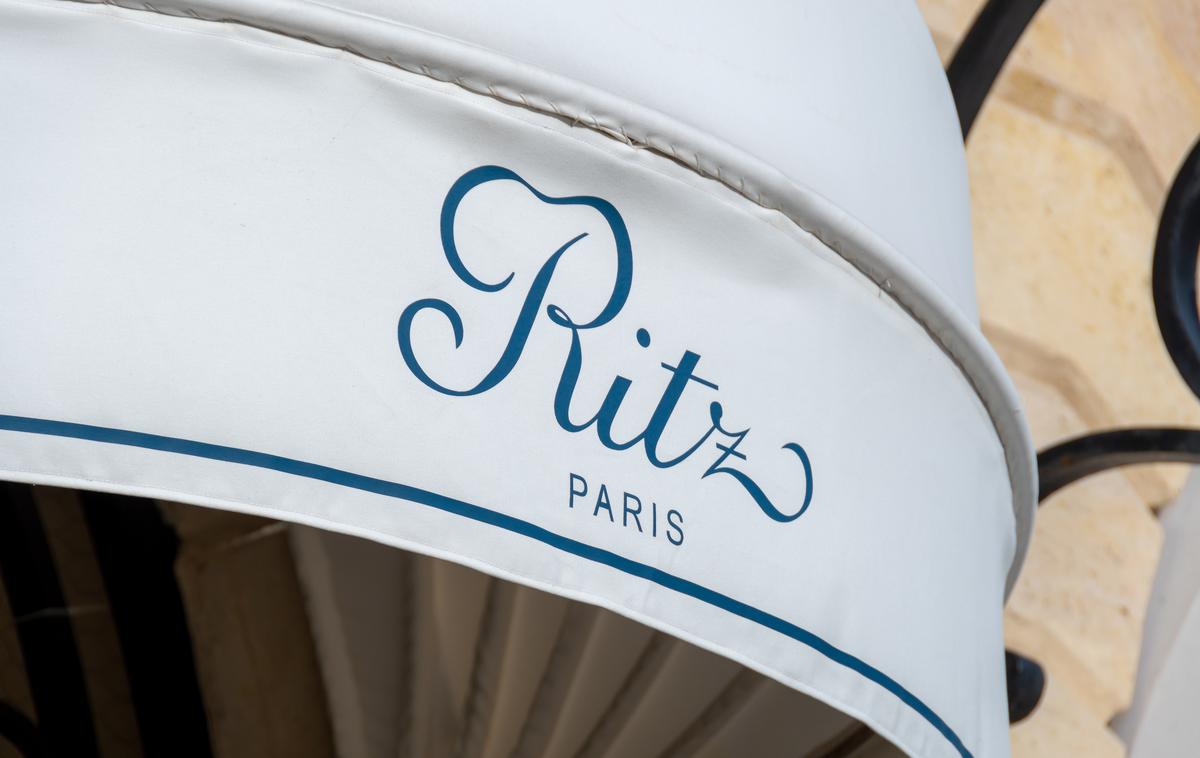 Ritz | To sicer ne bi bilo prvič, da bi bil hotel Ritz, ki stoji na slovitem pariškem trgu Vendome, tarča tatov. Članica savdske kraljeve družine je leta 2018 prijavila krajo nakita, vrednega okoli 800 tisoč evrov, ki je izginil iz njenega hotelskega apartmaja. | Foto Shutterstock