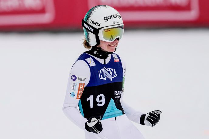 Ema Klinec | Ema Klinec priznava, da so se ji ob novici, da bo že prihodnjo sezono lahko letela v Planici, ulile solze. | Foto Reuters