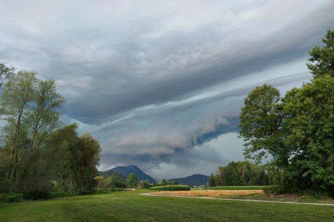 nevihta, Škofja Loka | Bodite pozorni na nevihtne oblake, opozarjajo pri Arsu.  | Foto Bralec
