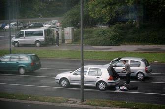 Menjava kolesa sredi najbolj prometnega križišča