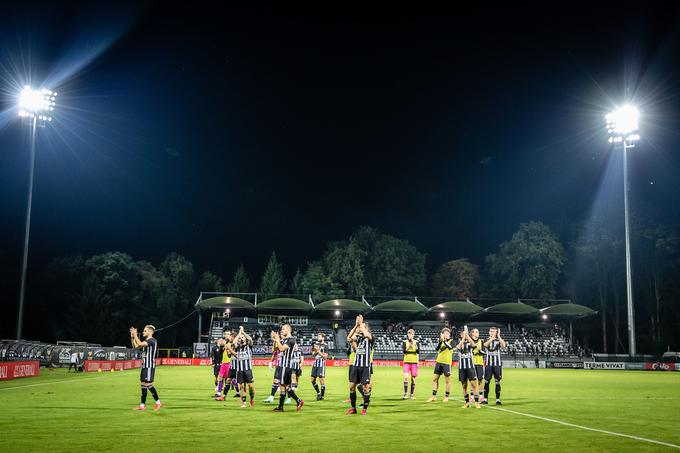 Nogometaši Mure so si za borbeno predstavo, ki pa ni obrodila ugodnega rezultata, prislužili aplavz občinstva. | Foto: Blaž Weindorfer/Sportida