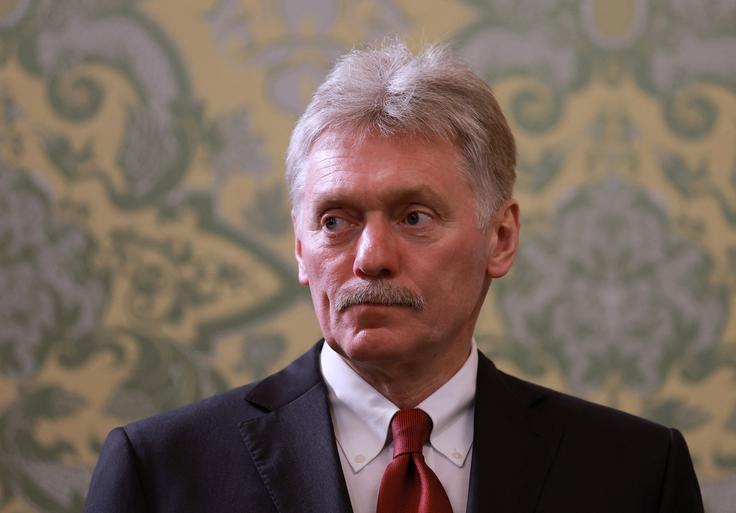 Tiskovni predstavnik Kremlja Dmitri Peskov je pretekli konec tedna namignil, da so za pomanjkanje napredka v prizadevanjih za prekinitev ognja v Ukrajini in odsotnost kakršnihkoli mirovnih pogovorov krive Ukrajina in ZDA, ne pa Rusija.  | Foto: Reuters