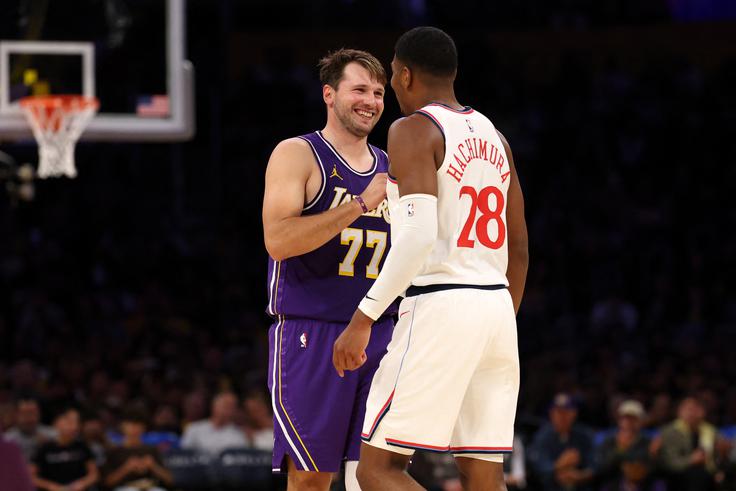Z Japoncem si je delil slačilnico Lakersov poldrugo leto. | Foto: Reuters