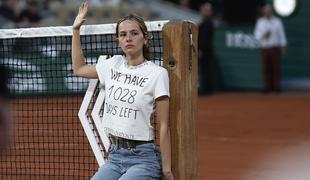 Kdo je ženska, ki je prekinila polfinale Roland Garrosa, in kaj sporoča? #video
