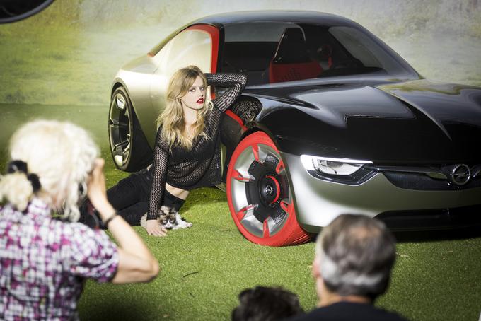 Georgia May Jagger ob študiji opel GT concept, ki so jo Nemci predstavili letos spomladi na avtomobilskem salonu v Ženevi. | Foto: Opel