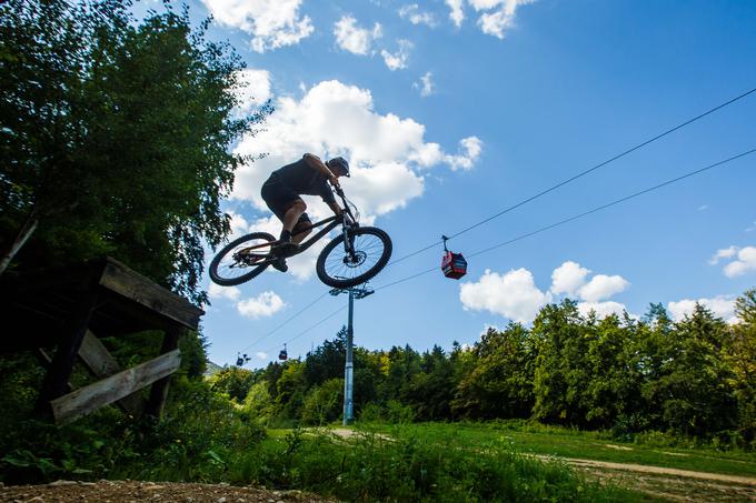 Ne samo na smučeh, nekaj adrenalina zna sprostiti tudi na kakšni downhill skakalnici. | Foto: 